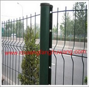 高速公路路边的绿化带边上安装的护栏网